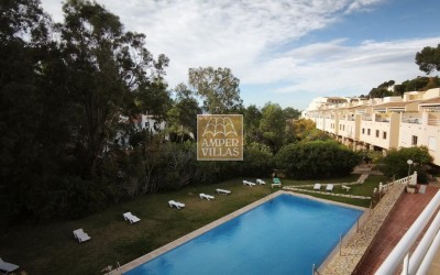 Amplio bungalow con piscina y pista de tenis comunitarios al lado del club de Golf.
